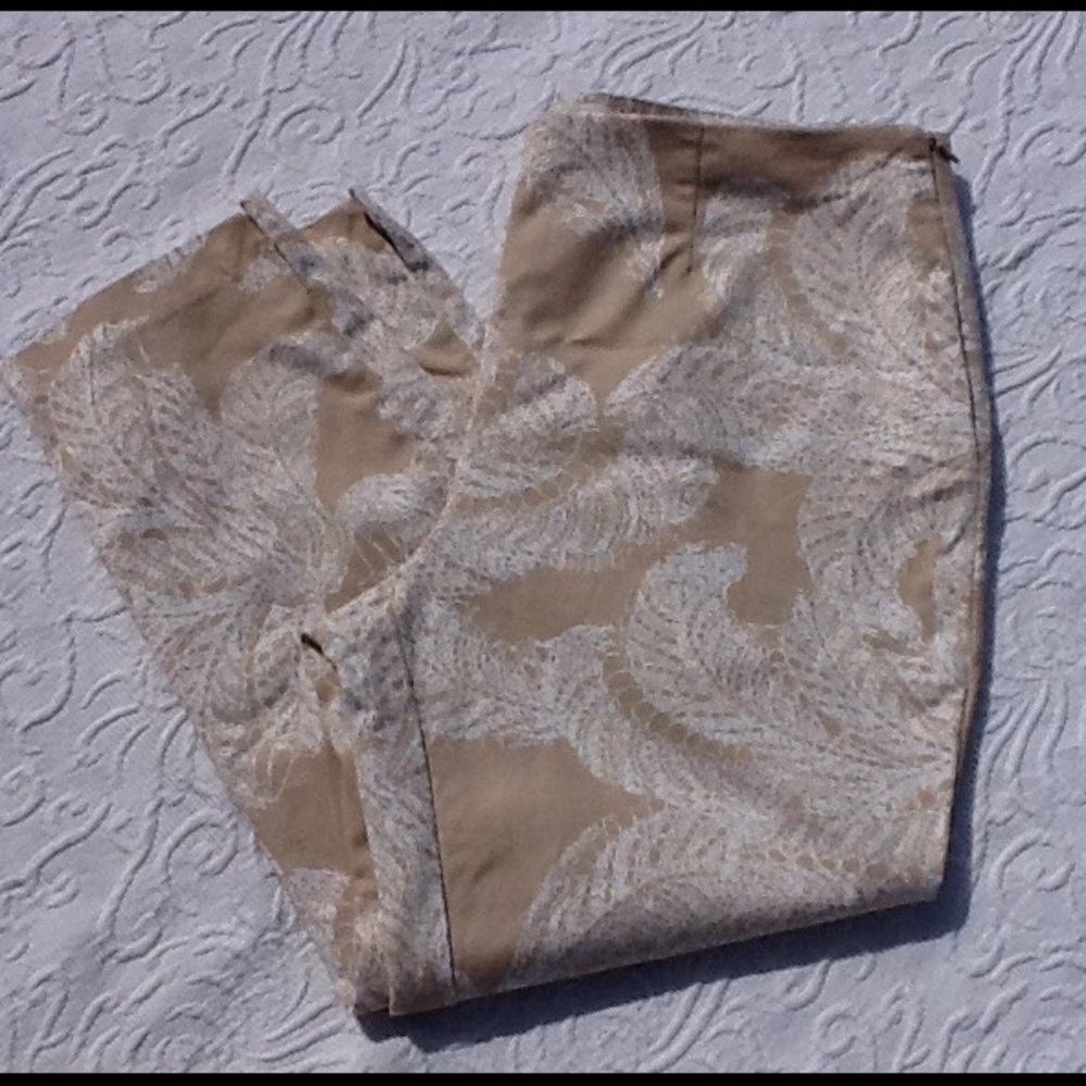 Chico's So Slimming capris tan/white leaf pattern